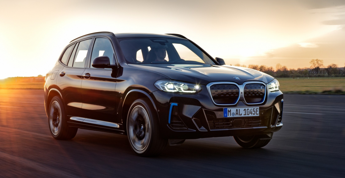 P90432171_lowRes_the-new-bmw-ix3-8-20